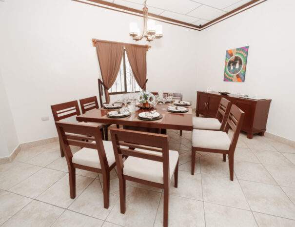 Galapagos house rental with dining room