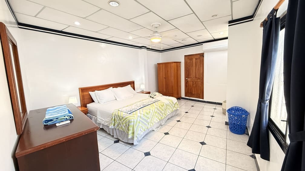 White State Room king bedroom